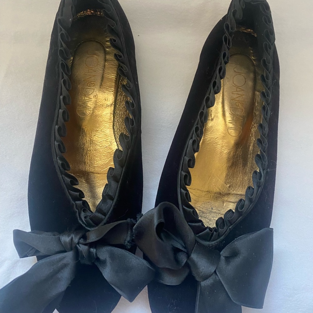 Elegant black velvet flats with a gold leather inside. Excellent condition.